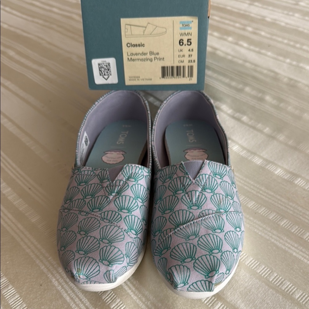 Tom’s lavender alpargatas with blue/green shell design.  New with box.